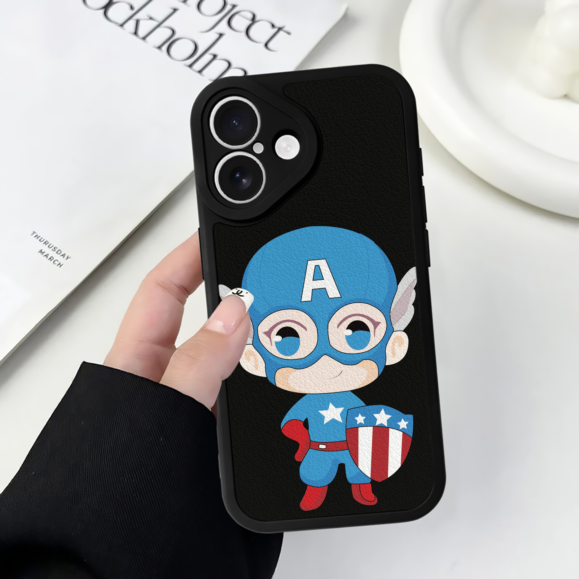 （画像用） アベンジャーズ The Avengers 【iPhone 16シリーズ対応】シリコンスマホケース（レザー調） 材質：シリコン